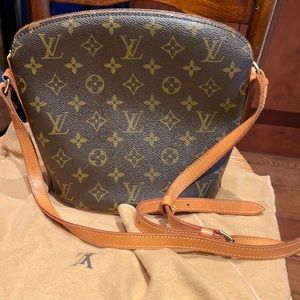 L.V seashell hand bag